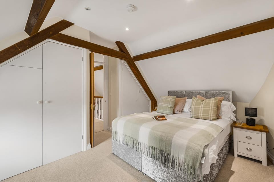 Bed, Decorative detail, Bedroom, wardrobe