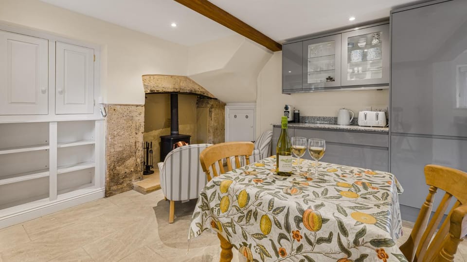 Seating area, Dining area, fireplace, toaster