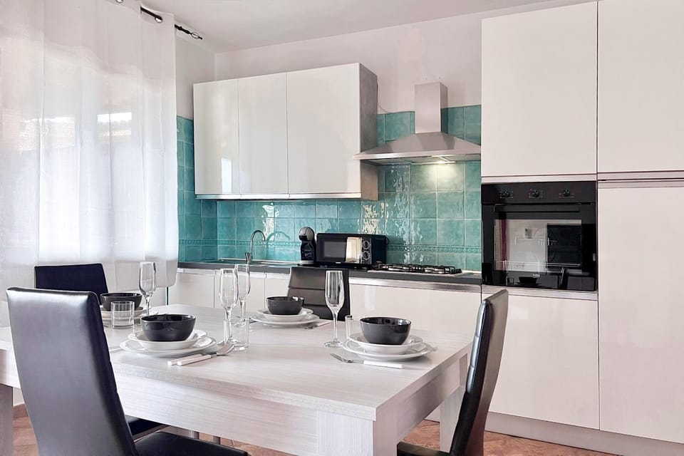 Coffee/tea facilities, Kitchen or kitchenette, Living room, Seating area, Dining area, dishwasher, pet friendly, stove, toaster