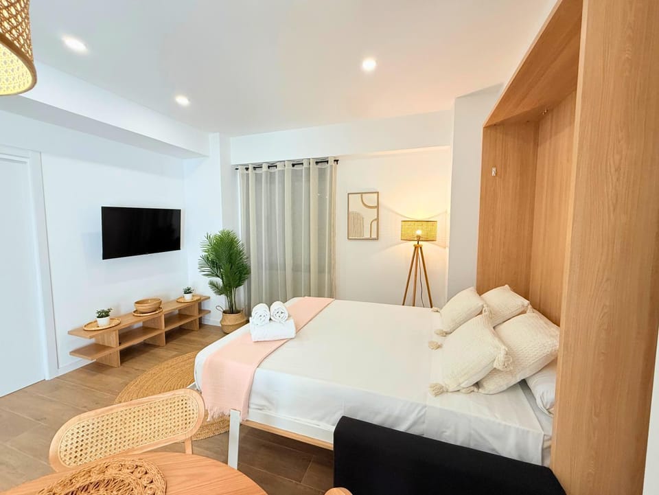 Communal lounge/ TV room, Bed, TV and multimedia, Living room, Photo of the whole room, Seating area, Bedroom