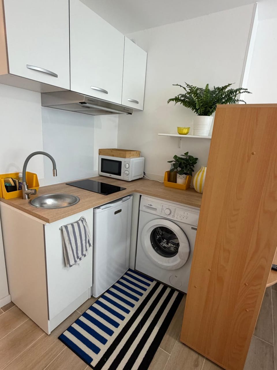 Kitchen or kitchenette, stove, washing machine