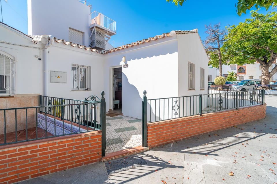 Property building, Facade/entrance, Off site