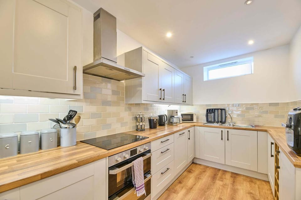 Coffee/tea facilities, Kitchen or kitchenette, microwave, oven, stove