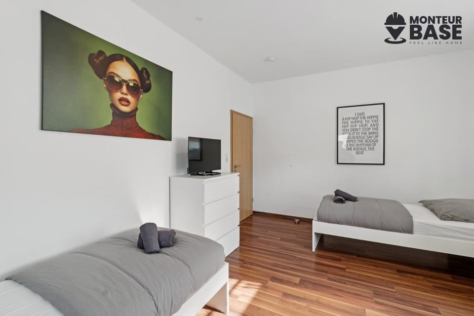 Bed, TV and multimedia, Photo of the whole room, Bedroom, towels