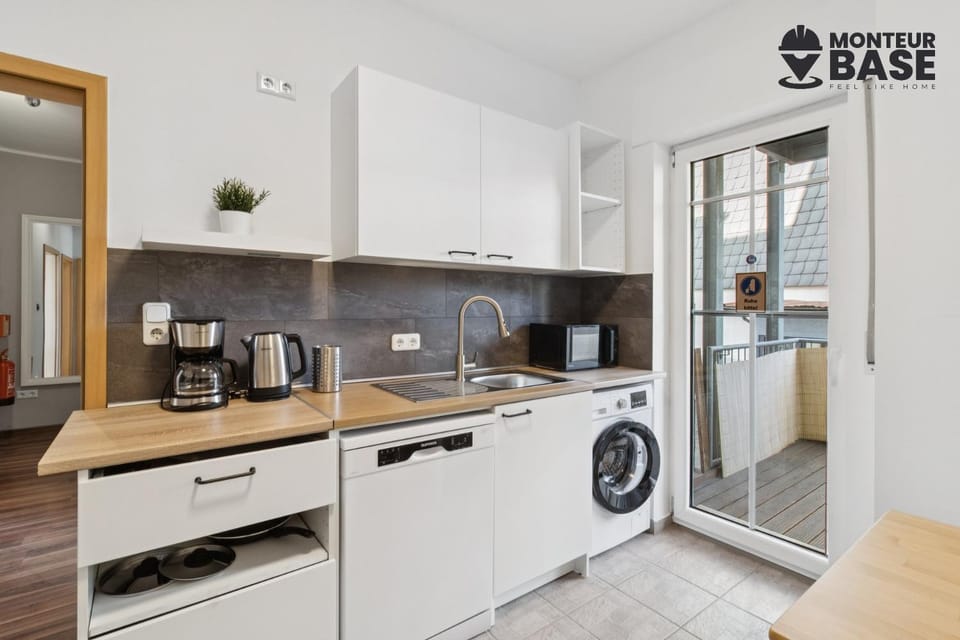 Coffee/tea facilities, Kitchen or kitchenette, dishwasher, oven, stove, washing machine, dryer