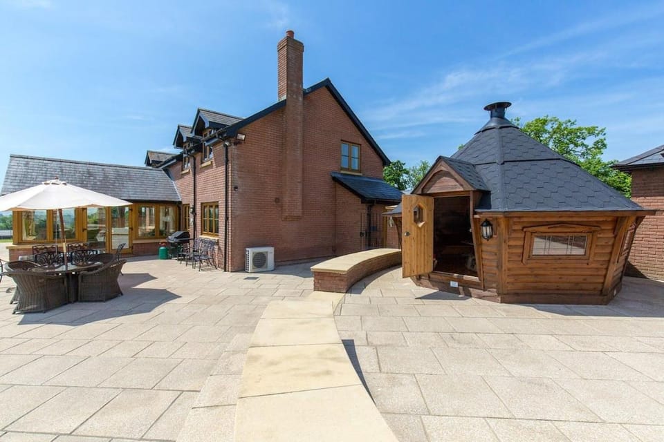 Property building, BBQ facilities, Balcony/Terrace