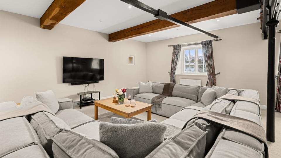 Communal lounge/ TV room, TV and multimedia, Living room, Seating area