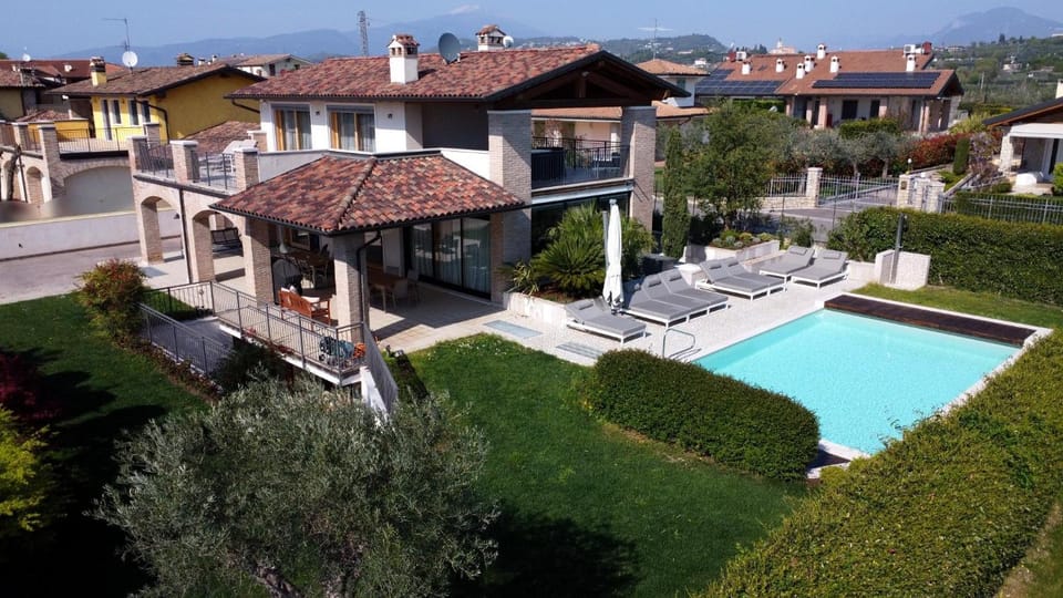 Property building, Natural landscape, Bird's eye view, Garden, Pool view, Swimming pool, sunbed