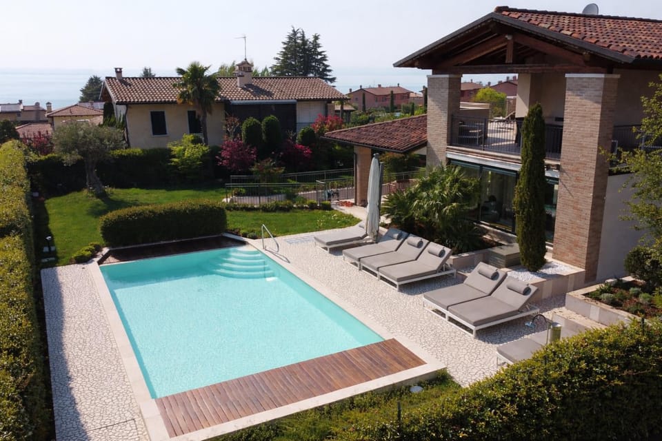 Property building, Garden, Garden view, Pool view, Swimming pool, sunbed