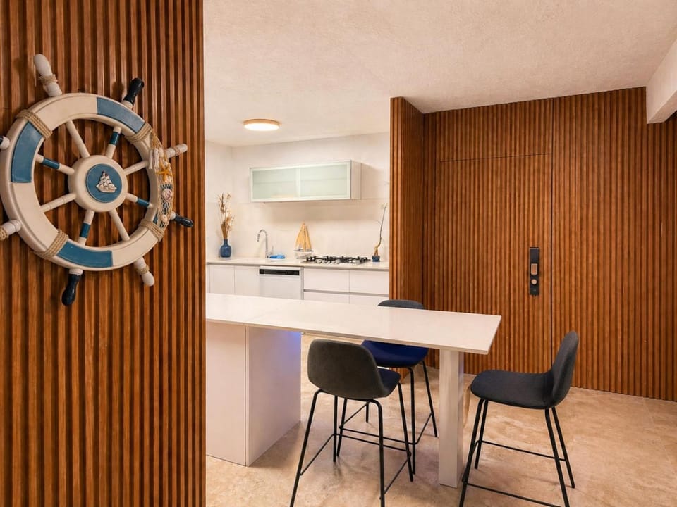 Kitchen or kitchenette, Dining area