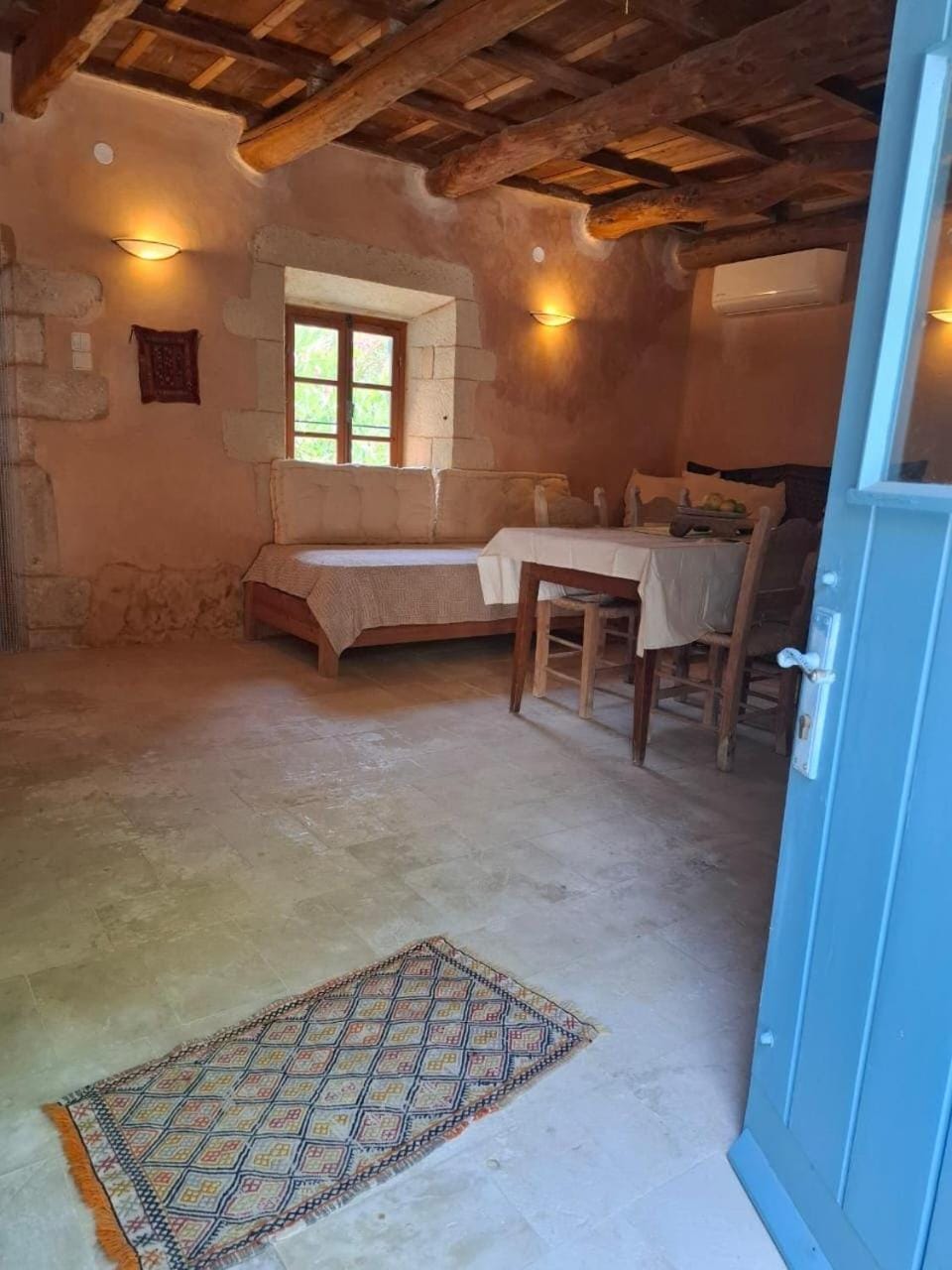 Bed, Dining area