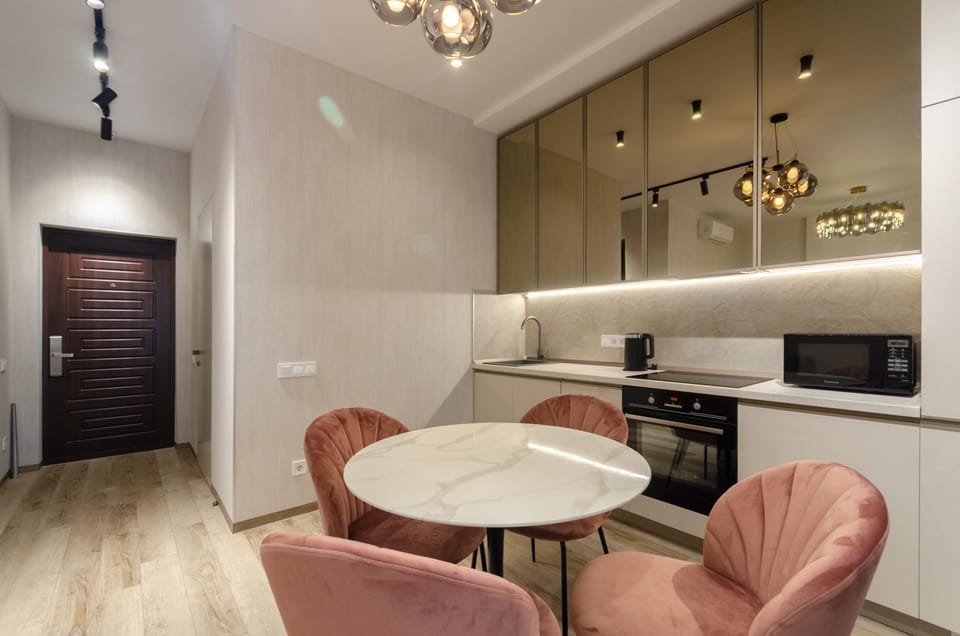 Dining area, microwave, oven, pet friendly, stove, kitchen