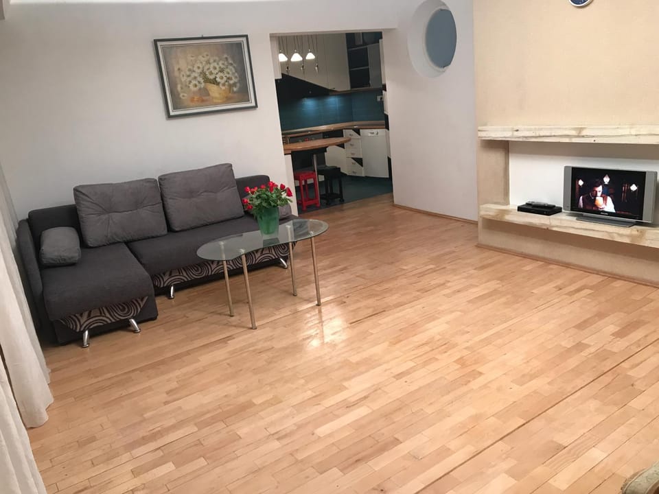 TV and multimedia, Kitchen or kitchenette, Living room, Seating area, Dining area