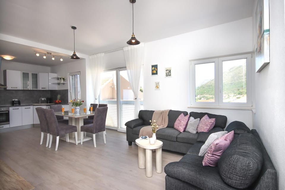Kitchen or kitchenette, Living room, Seating area, Dining area