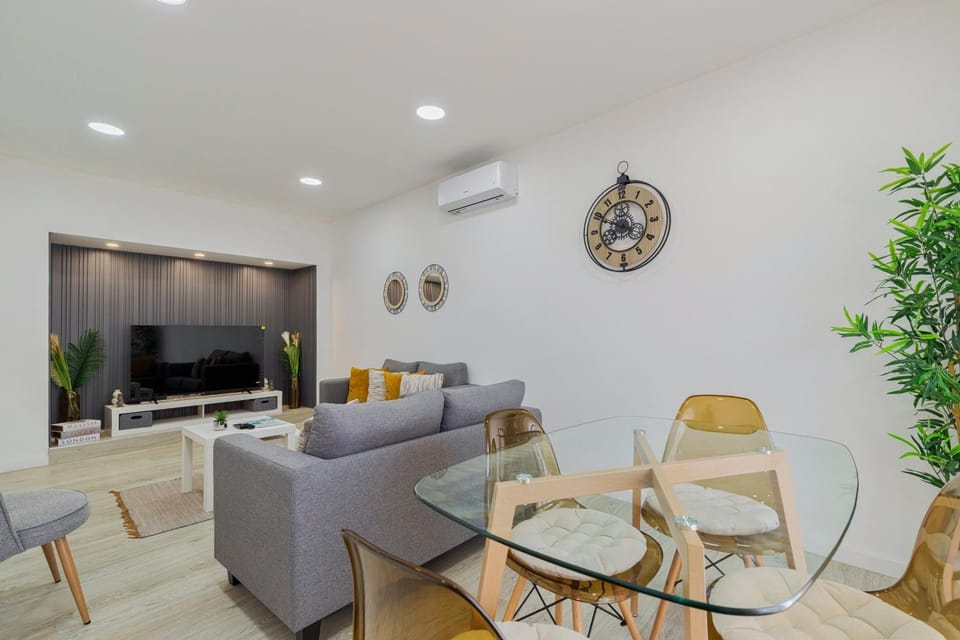 Communal lounge/ TV room, TV and multimedia, Living room, Seating area, Dining area, air conditioner