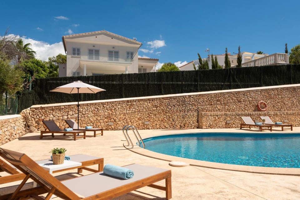 Swimming pool, sunbed