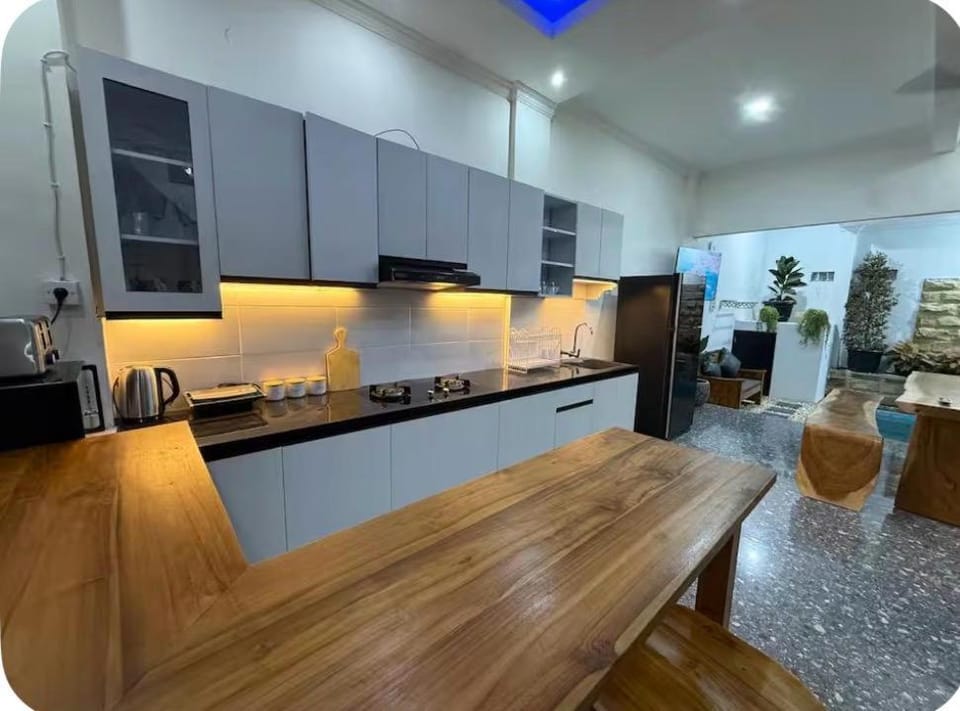 Kitchen or kitchenette, Living room, Seating area, Dining area, stove