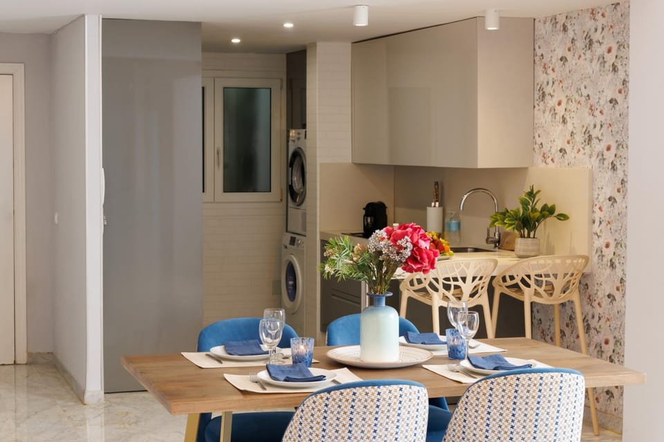 Kitchen or kitchenette, Dining area, washing machine, dryer