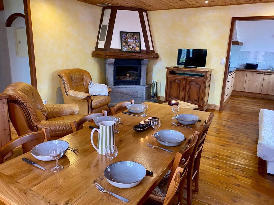 TV and multimedia, Living room, Seating area, Dining area