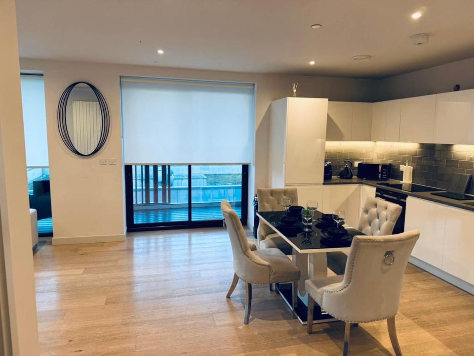 Kitchen or kitchenette, Dining area