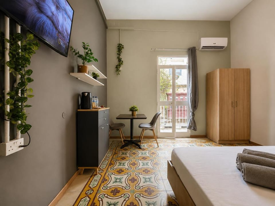 Bed, TV and multimedia, Living room, Photo of the whole room, Seating area, Evening entertainment, Bedroom, towels, wardrobe, air conditioner