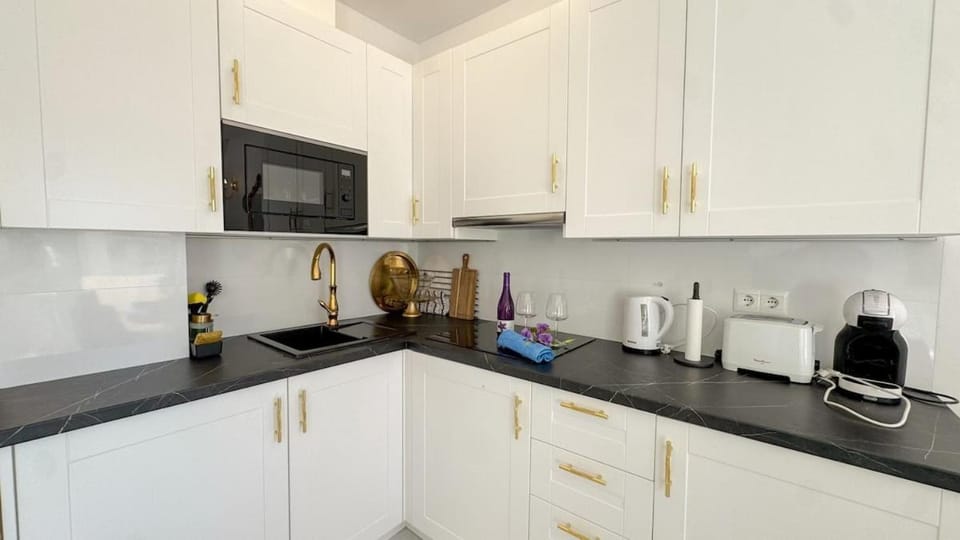 Coffee/tea facilities, microwave, toaster, kitchen