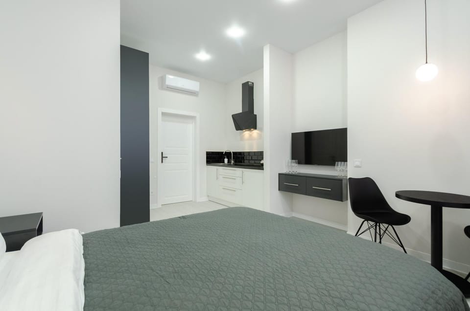 Bed, TV and multimedia, Dining area, air conditioner