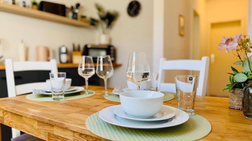 FeWoZauber "Pfaffenteich 1", 3 Pers, Wallbox, Klima, Bahnhof 3min, 40qm Apartment in Schwerin