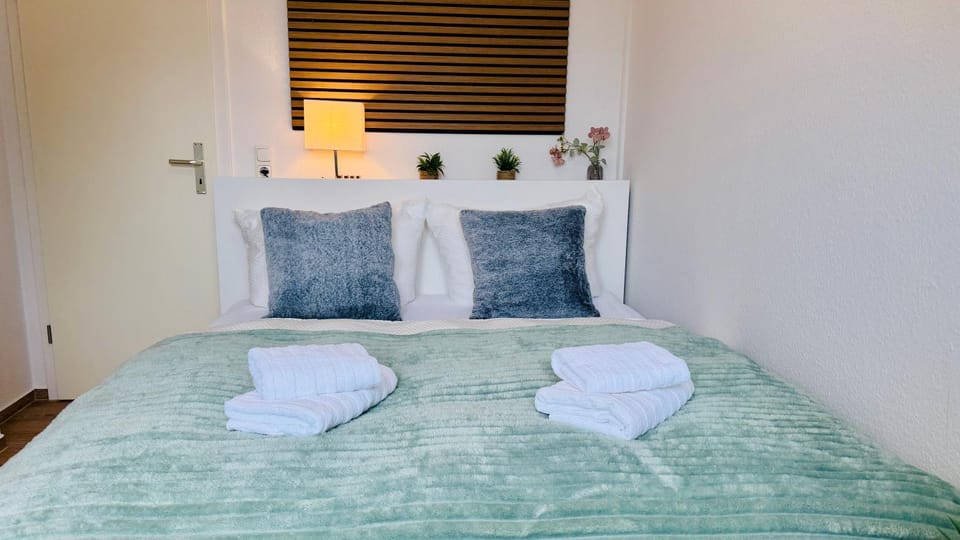 FeWoZauber "Pfaffenteich 1", 3 Pers, Wallbox, Klima, Bahnhof 3min, 40qm Apartment in Schwerin