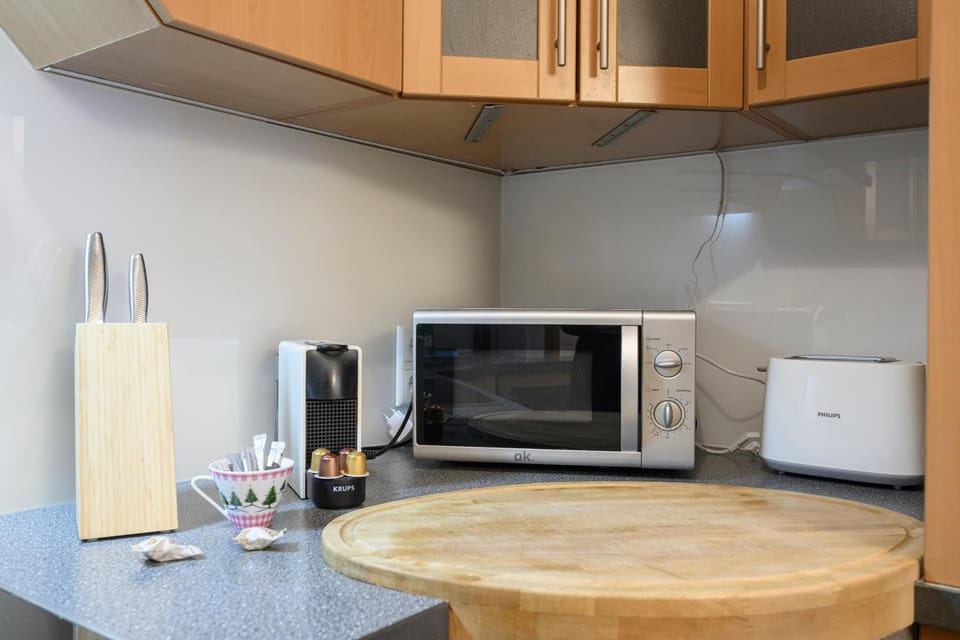 Coffee/tea facilities, microwave