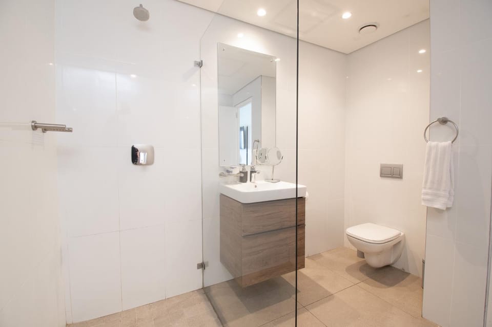 Shower, Toilet, towels