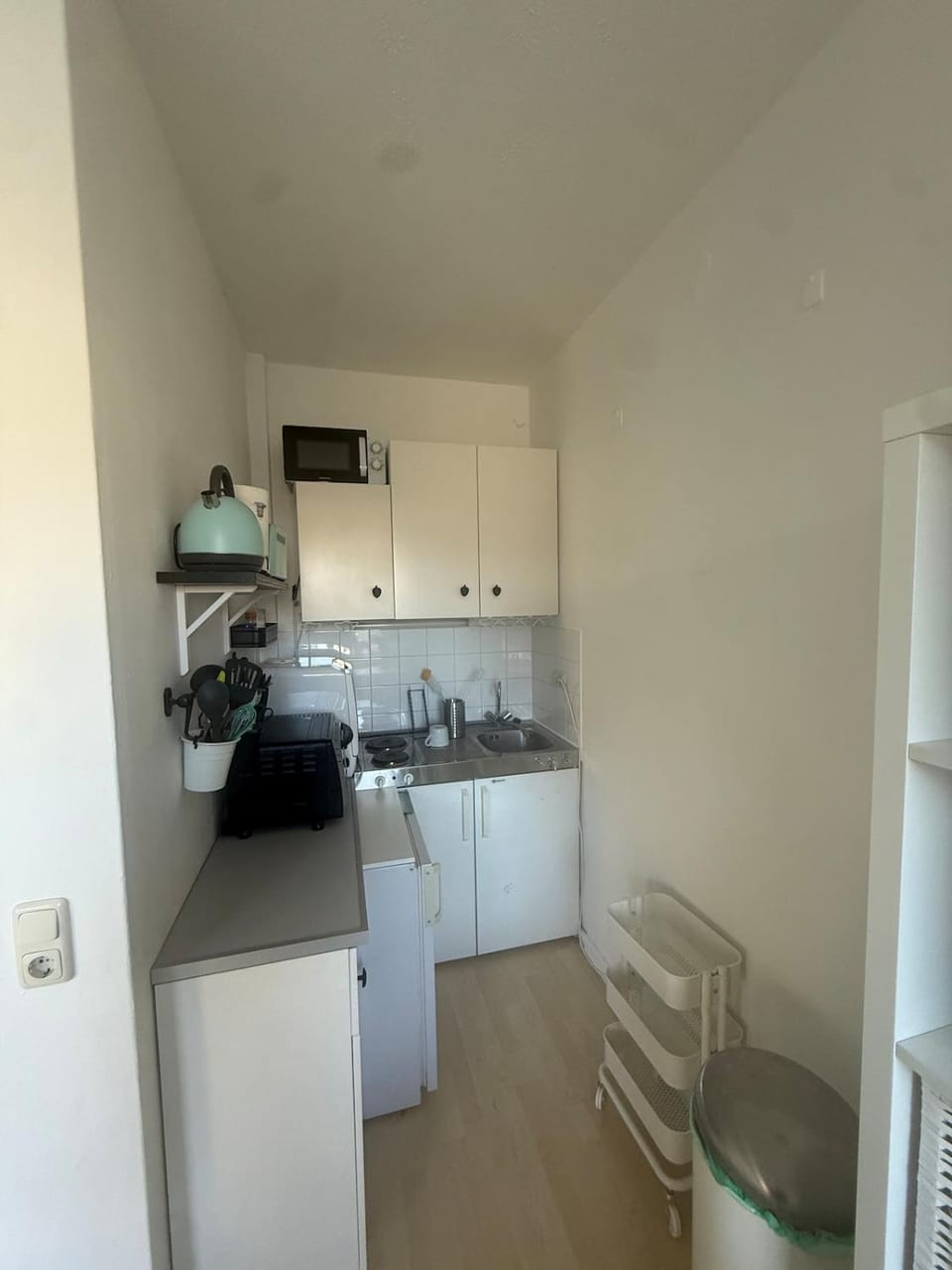 Kitchen or kitchenette, dishwasher, oven, stove