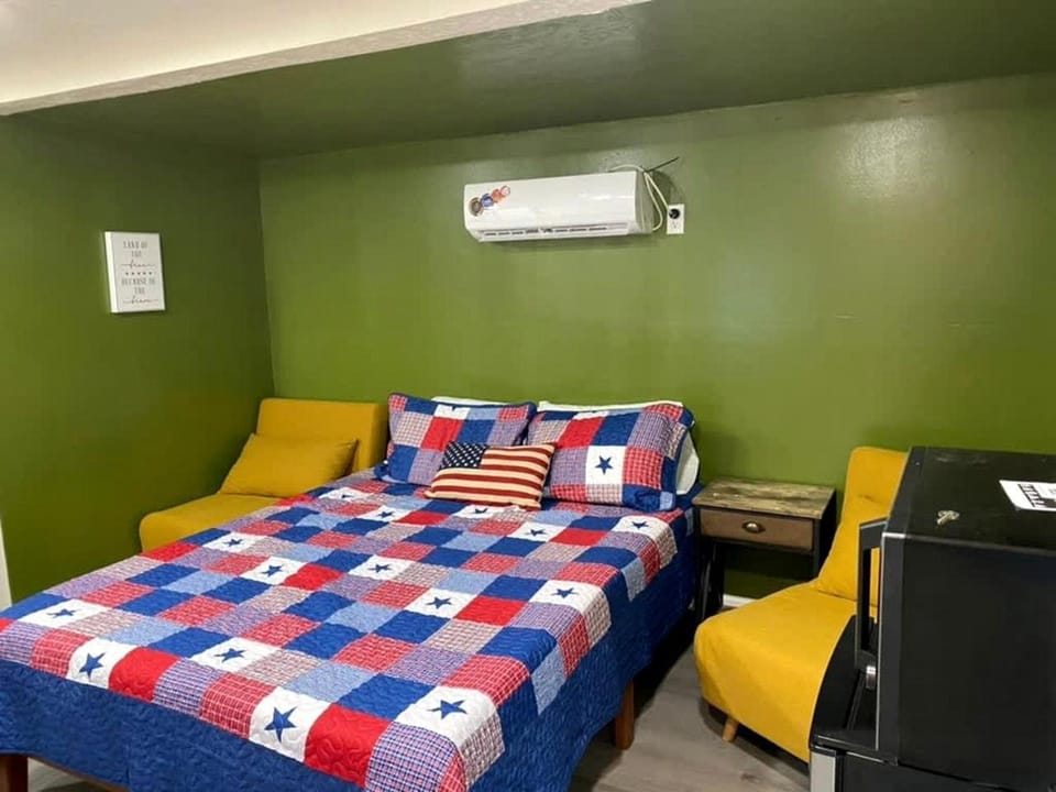 accessibility aid-Accessible Tiny House with Patio Near Bath Lake in Medicine Park, Oklahoma House in Medicine Park