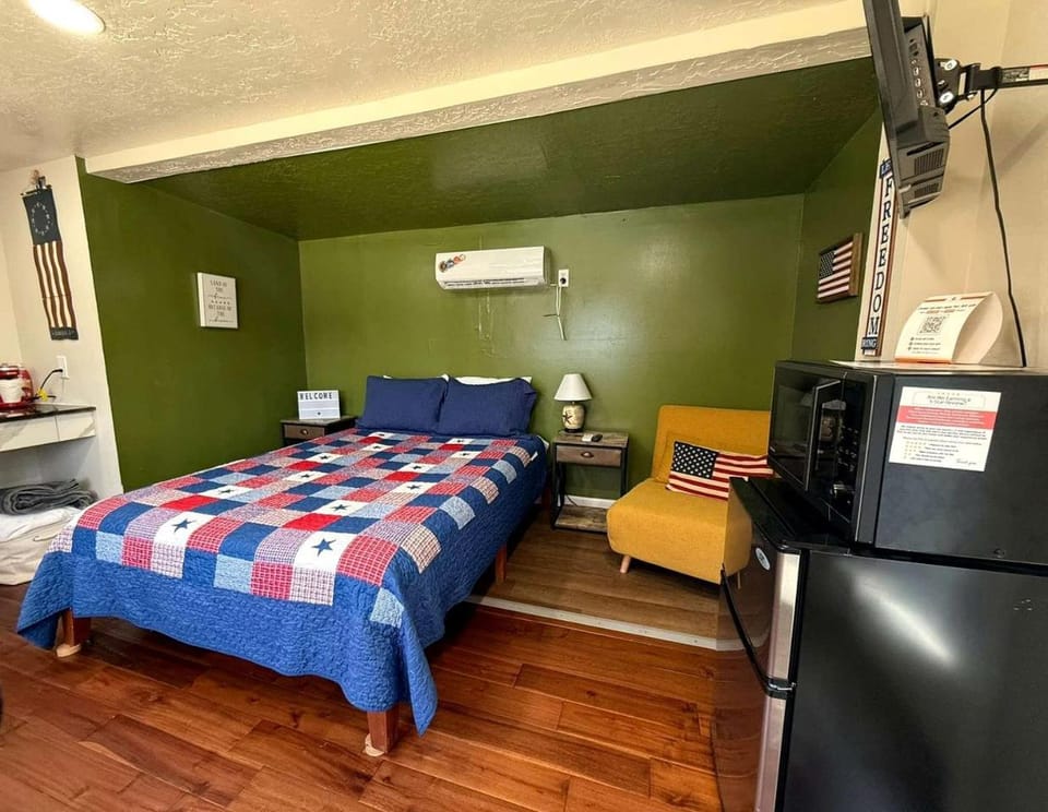 accessibility aid-Accessible Tiny House with Patio Near Bath Lake in Medicine Park, Oklahoma House in Medicine Park
