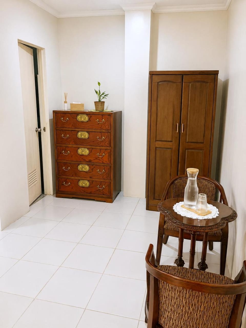 Photo of the whole room, Seating area, wardrobe