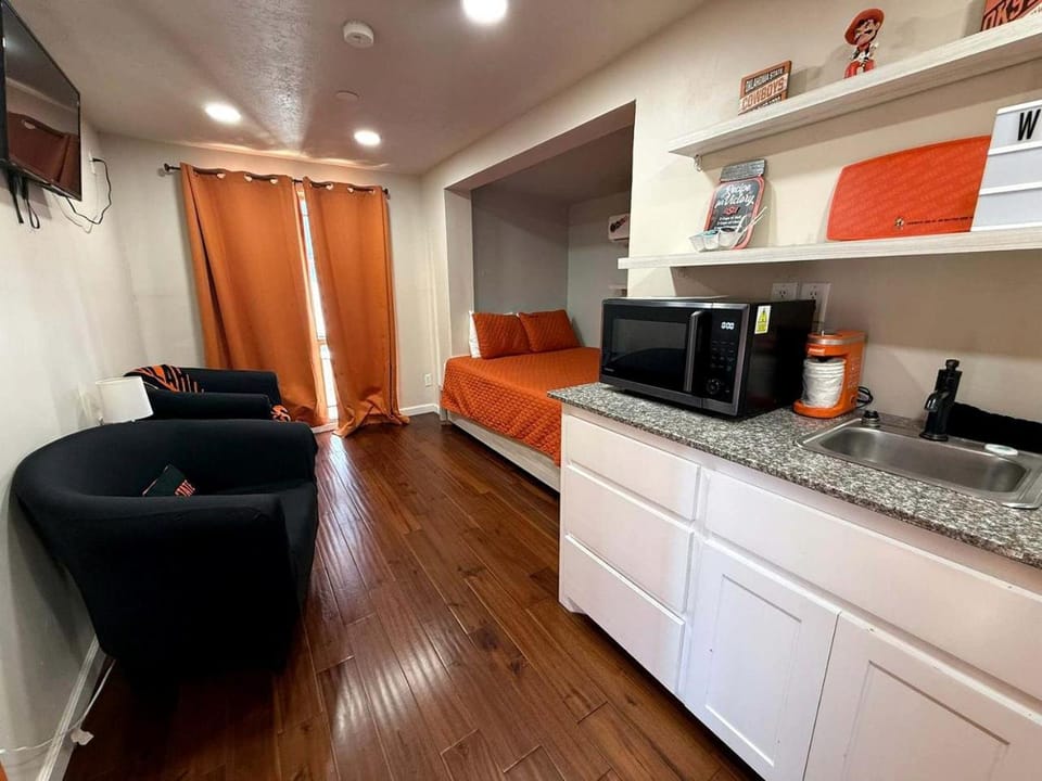 Cozy Tiny House with Rooftop Deck near Wichita Mountains in Medicine Park, Oklahoma House in Medicine Park