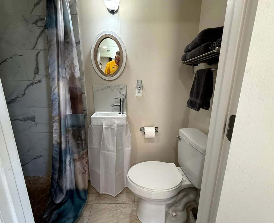 Cozy Tiny House with Hammock Patio near Bath Lake in Medicine Park, Oklahoma House in Medicine Park