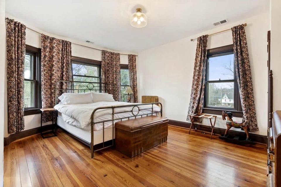 Enchanting River Victorian Vacation Home near the Mountains of Harpers Ferry West Virginia House in Harpers Ferry
