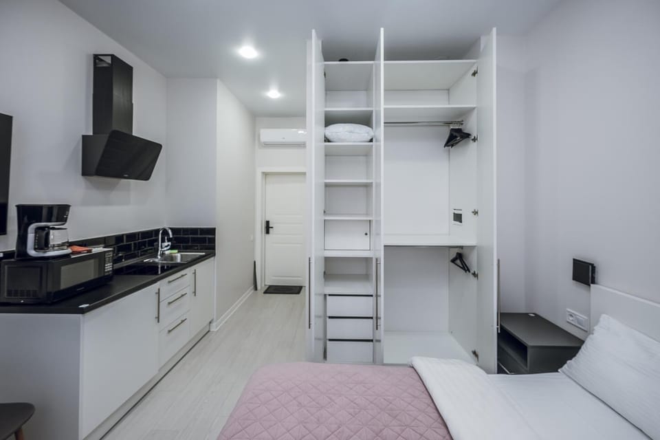 Bed, microwave, pet friendly, stove, wardrobe