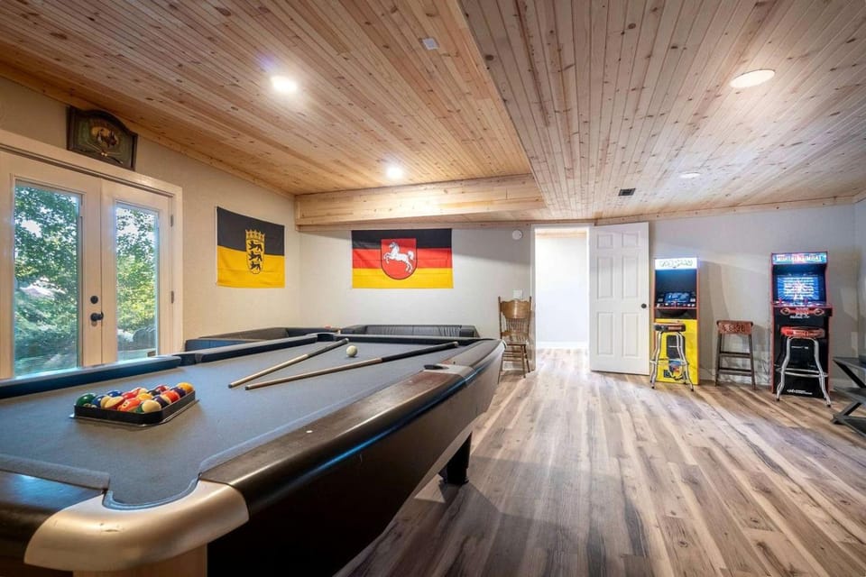 Luxury Mountain Retreat with Hot Tub, Game Room, and Two Scenic Decks in Helen, Georgia House in Helen