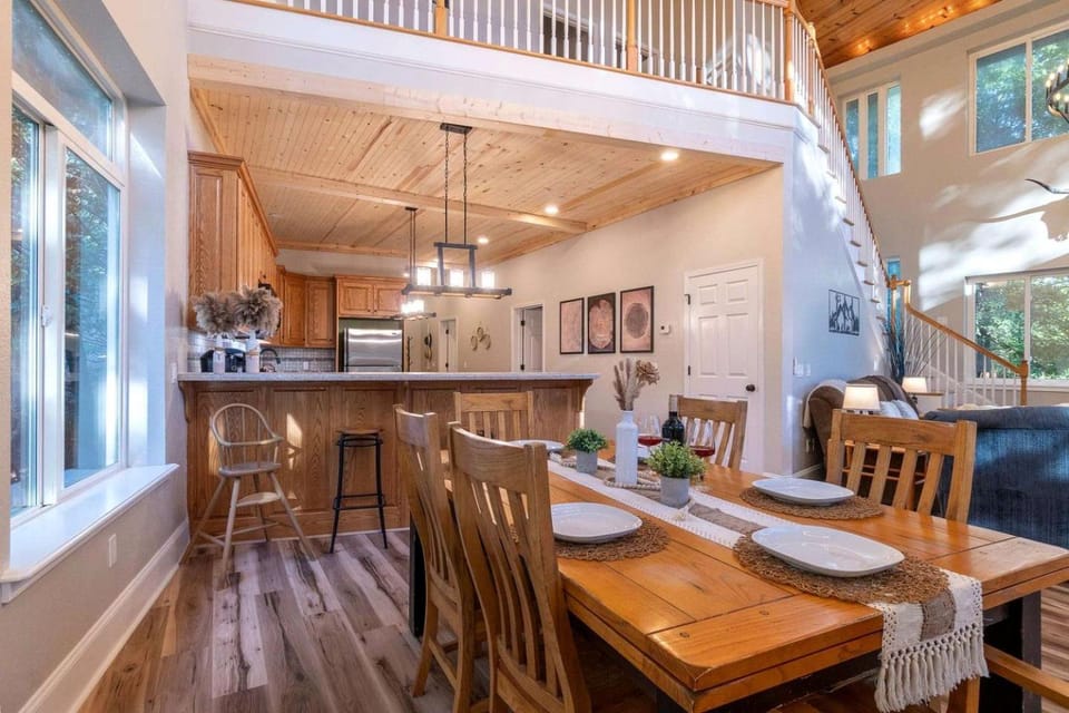 Luxury Mountain Retreat with Hot Tub, Game Room, and Two Scenic Decks in Helen, Georgia House in Helen