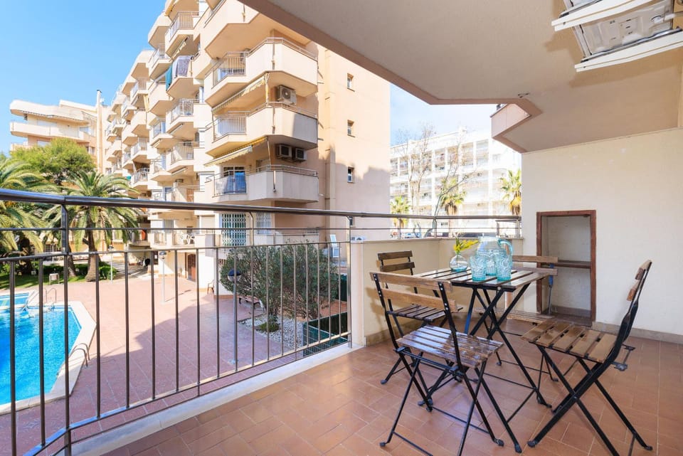 Balcony/Terrace, Dining area, Pool view