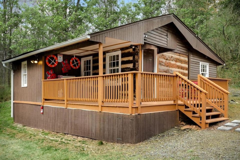 Creekside Cabin with Hot Tub, Fire Pit, Grill at Basye, VA Cabin in Basye