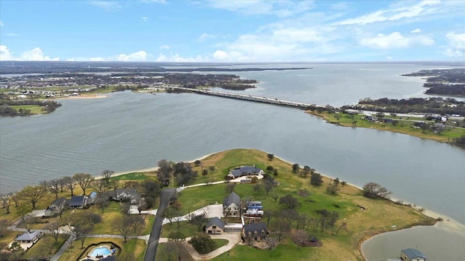 Cozy Lakefront Cabin with Private Beach Access Near Little Elm Beach, Little Elm TX Cabin in Little Elm