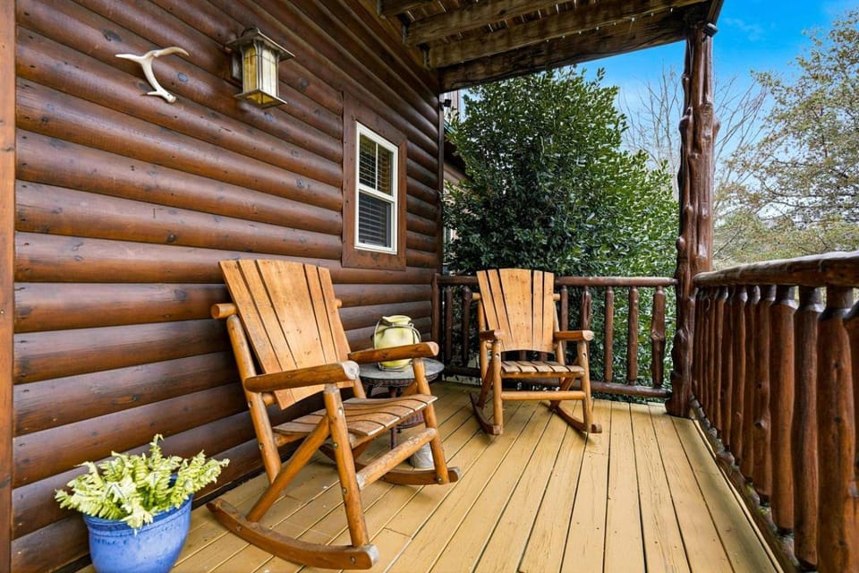 Luxury Log Cabin Escape with Hot Tub, Decks & Family Fun Spaces in Sevierville, Tennessee Cabin in Pigeon Forge
