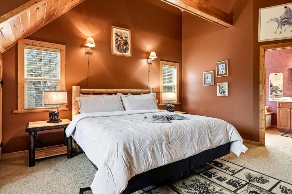 Luxury Log Cabin Escape with Hot Tub, Decks & Family Fun Spaces in Sevierville, Tennessee Cabin in Pigeon Forge