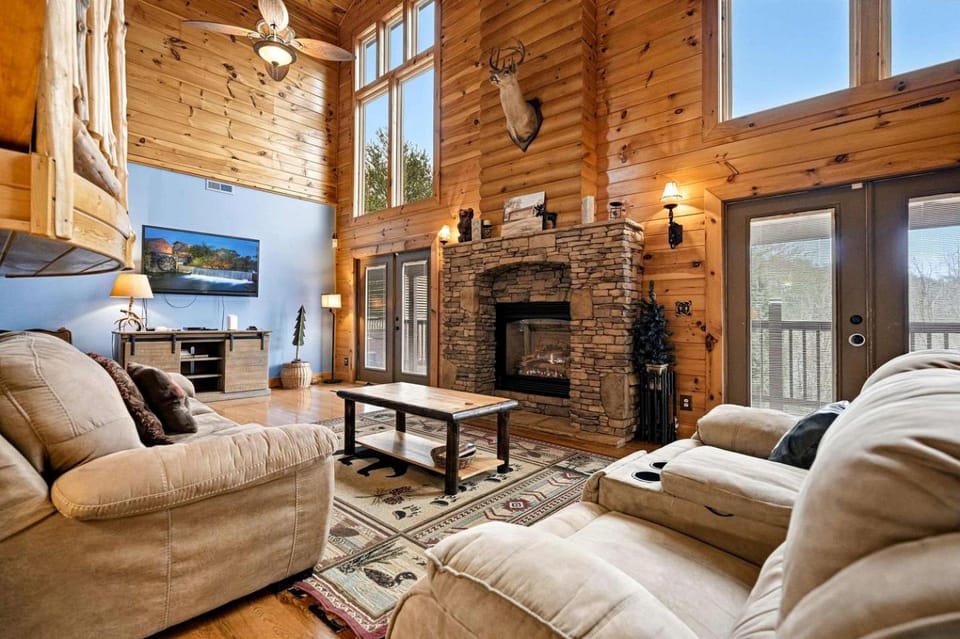 Luxury Log Cabin Escape with Hot Tub, Decks & Family Fun Spaces in Sevierville, Tennessee Cabin in Pigeon Forge
