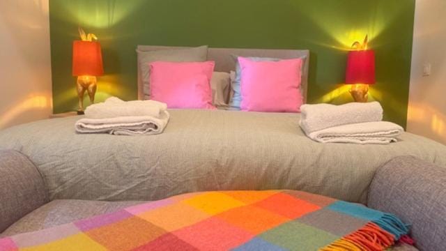Bed, Bedroom, towels