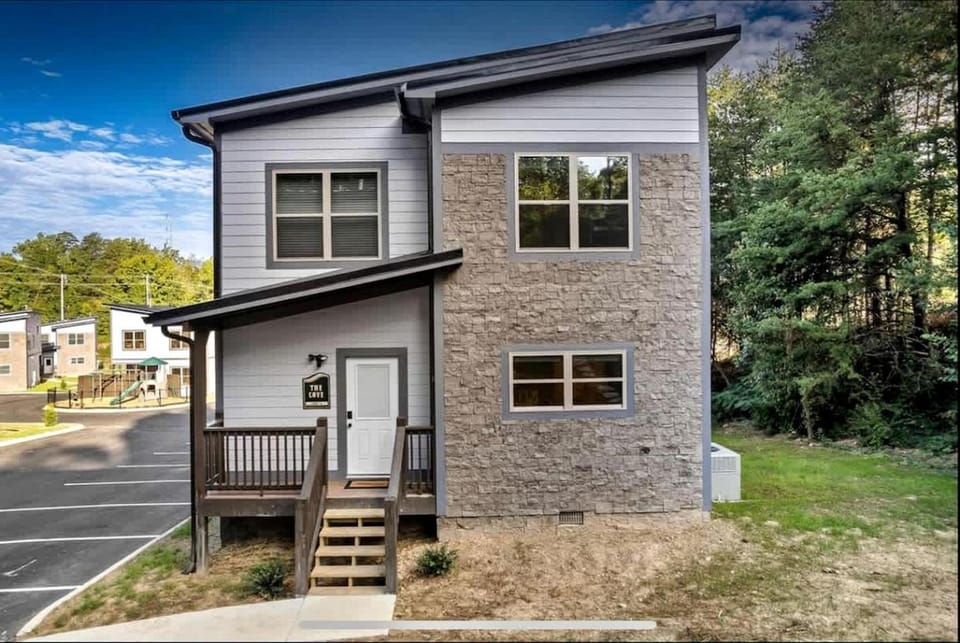 Modern Cabin Retreat with Hot Tub & Game Loft in Pigeon Force, Tennessee Cabin in Pigeon Forge