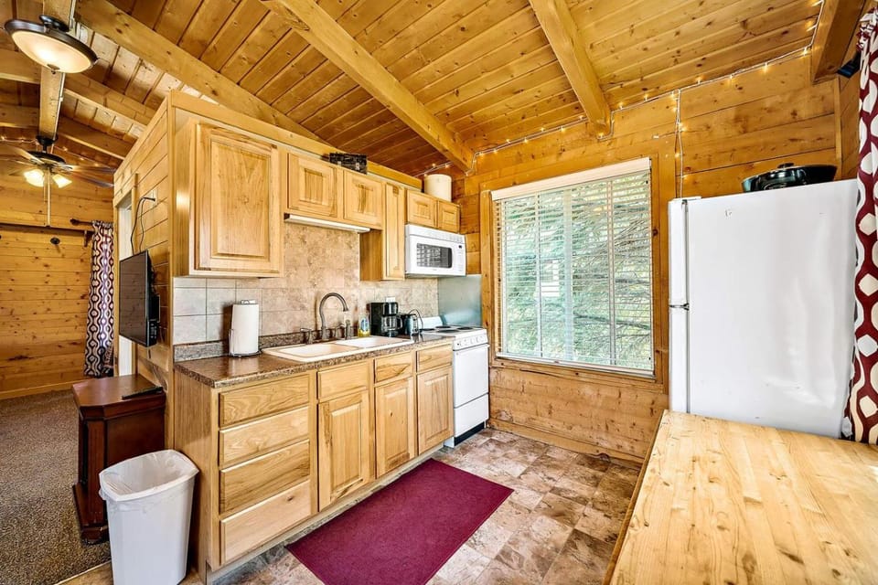 Small Group Cabin Perfect for Outdoor Activities in Mt. Carmel, Utah Cabin in Mount Carmel
